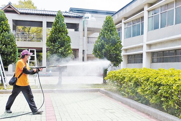 溪湖鎮公所清潔隊本周積極為鎮內所有中小學全面消毒,預防登革熱。 記者凌筠婷/攝影