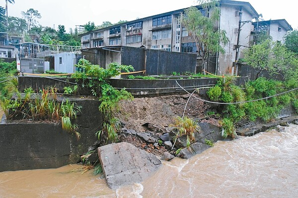 新北市新店區昨天下大雨,薏仁坑路往明菩山道院路段土石崩塌。 記者李易昌/攝影