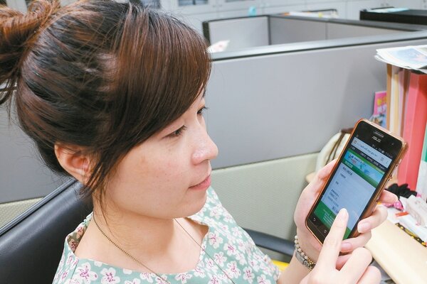新北市研考會昨宣布NewTaipei無線網路服務與iTaiwan整併，往後以iTaiwan單一帳號即可在新北公共場所享受無線上網。 記者呂思逸／攝影