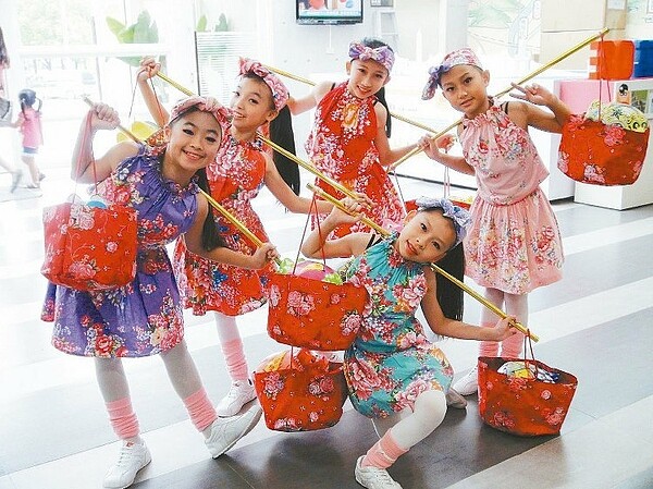 新竹縣新埔褒忠義民廟祭典明天開幕,安排演藝團體表演,以及踩街挑擔活動(圖)。 記者羅緗綸/攝影