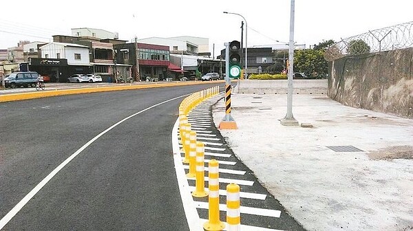 新竹市東大路三段空軍機場旁彎道大,但礙於機場,夜間照明不能太亮,交通事故多,新竹市政府今年初啟動改善工程,並徵得軍方同意,設置國內首創不影響飛航安全的「長砲筒」型紅綠燈;鄰近居民說,夜間較少聽到車輛碰撞聲了。 圖,李青霖攝影