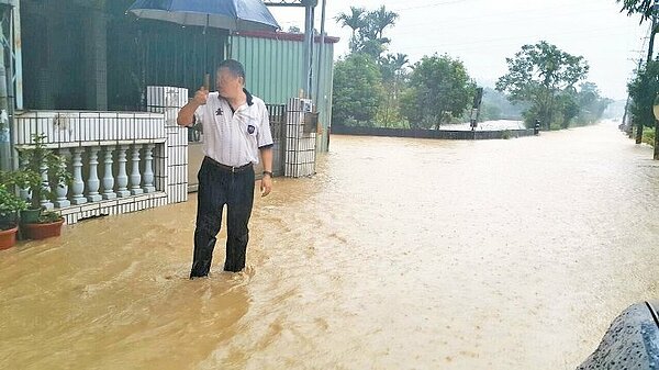 南投縣竹山鎮桂林里中山路昨午一場暴雨,逾2公里道路水深及膝。 圖/讀者提供