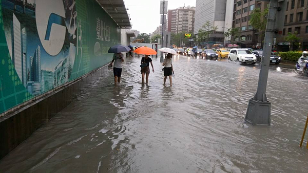 大巨蛋工地周邊淹水,道路成了一片汪洋。(截取自臉書)
