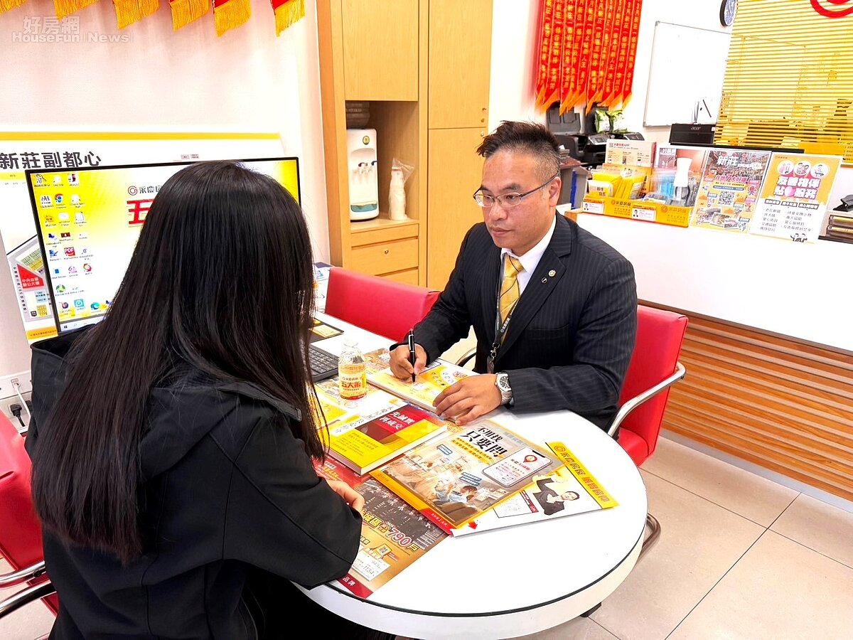 永慶房屋陳威禎(圖右)透過「i特助」與客戶即時互動，依需求調整搜尋條件，提供精準物件建議，打造高效找房體驗。(永慶房產集團提供)