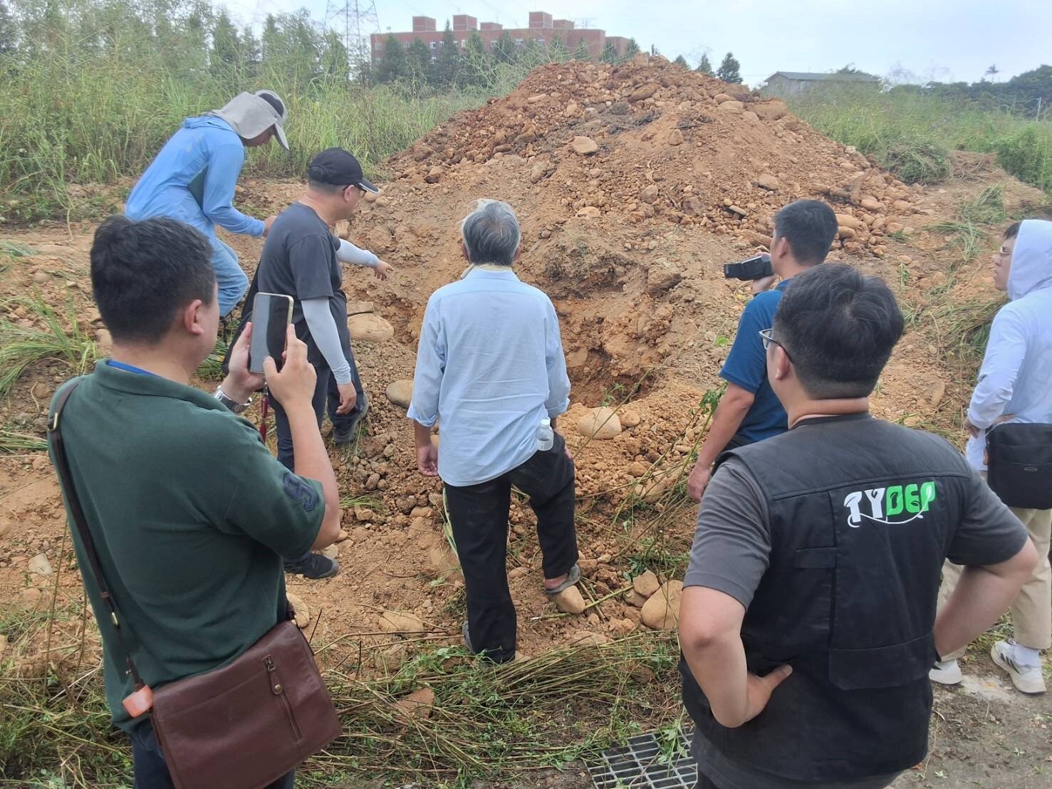 該集團堆置的廢土量達4萬至5萬立方公尺,受害土地面積超過1萬平方公尺。圖/桃園市政府提供