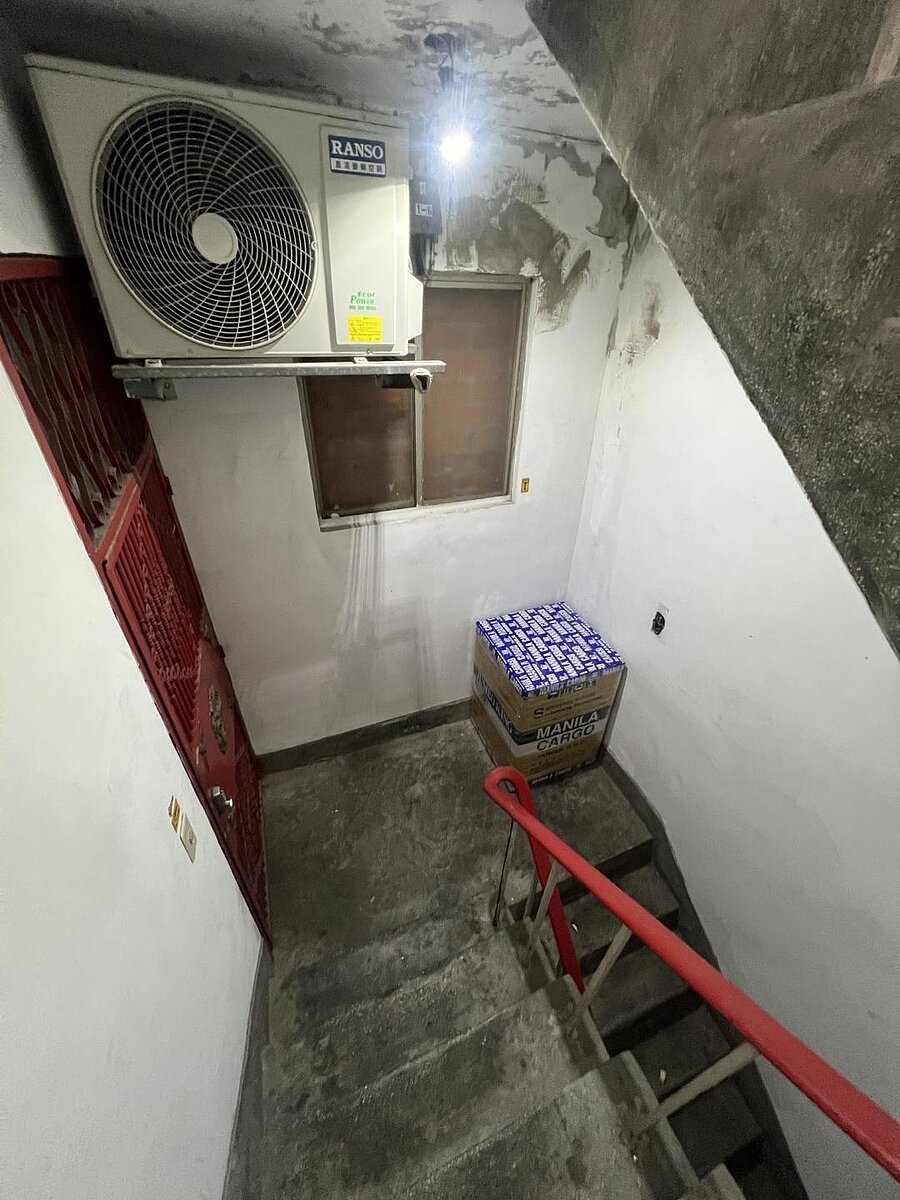 冷氣室外機掛在公寓樓梯間。圖／翻攝爆料公社二社