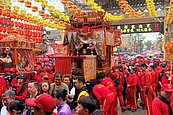 桃園龍德宮四媽祖進香到鹿港天后宮　信眾雨中隨行鑽轎底祈安