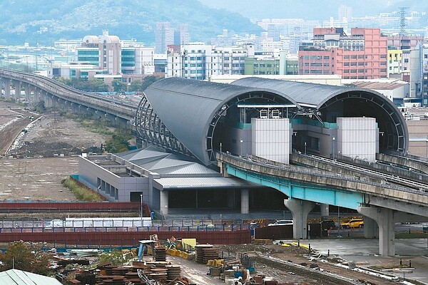 交通部昨天宣布，機場捷運延至明年3月底通車。圖為機場捷運新北產業園區站沿線。 記者王騰毅／攝影