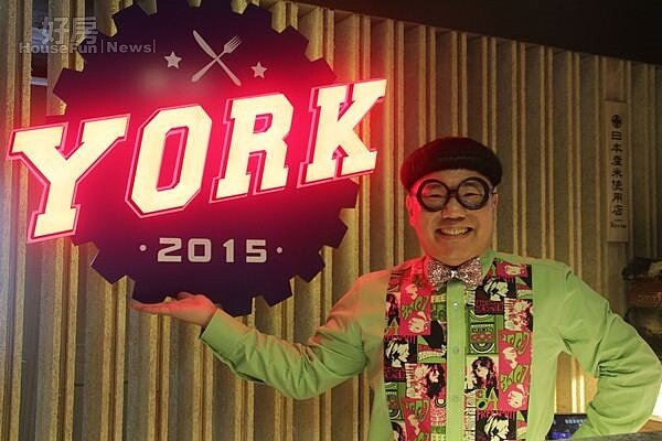 
2.顯眼的霓虹燈招牌，搭配木質裝潢頗像美式餐廳。