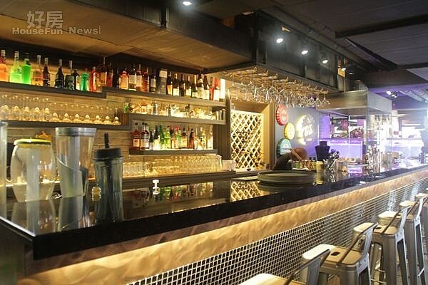
3.提供客人水酒服務的吧檯，給人活潑的感覺。