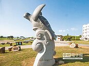 女畫家揮灑　民宿大廳變畫廊