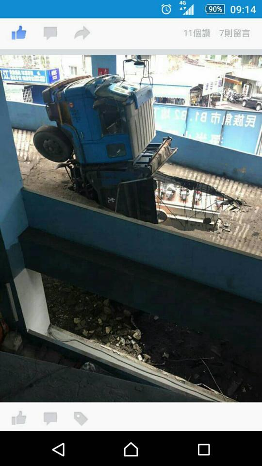 砂石車卡在魚市的車道上動彈不得。（截取自爆料公社）