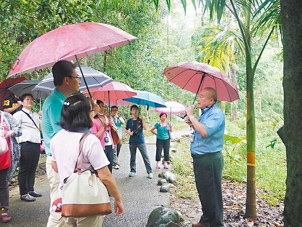 屏科大教授楊勝任(右一)導覽分享雙溪林木群豐富生態。 記者徐白櫻/攝影