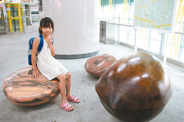 員林火車站二樓候車區的「觸覺記憶」雕塑，以員林蜜餞為主題，蜜餞種子雕塑可抱可坐，饒富趣味性。 記者林宛諭／攝影