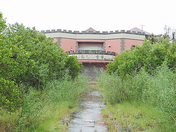 布袋鎮兒童館自4月警方歸還公所後雜草叢生,看起來很荒涼。 記者黃煌權/攝影