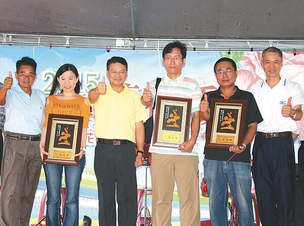 2015觀音蓮花季落幕，市府農業局長謝長勝（左三）頒發蓮花季攝影比賽金、銀、銅牌獎，分別由陳文欽（右二）、陳政偉（右三）、翁富美（左二）獲得。 記者曾增勳／攝影