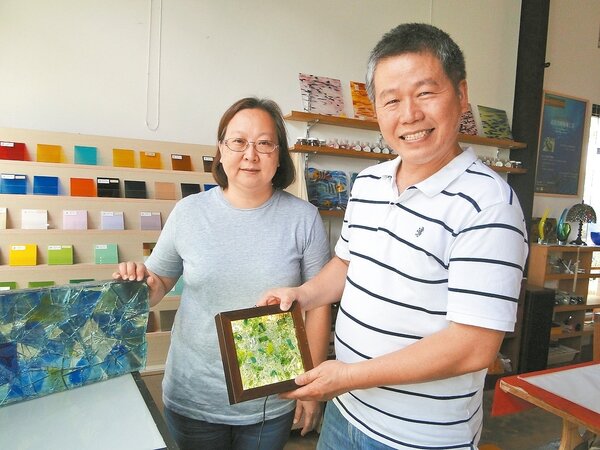 花蓮高第國際藝術公司行銷總監謝易霖（右）與太太陳彥君（左）合作無間，為彩色玻璃創出一片天。 記者范振和／攝影