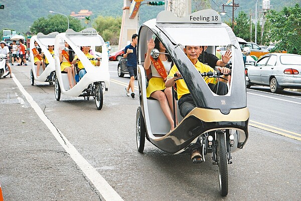 南投縣埔里鎮18度C巧克力工房引進德國觀光導覽三輪車，昨天正式上路載客。 記者陳妍霖／攝影