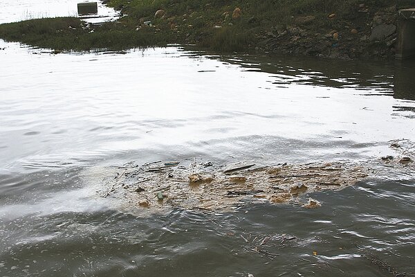 觀音區小飯壢溪出海口漂浮油汙和雜物，養殖漁民懷疑部分魚塭傳魚蝦死亡與台電大潭電廠有關，大潭電廠則否認。 記者曾增勳／攝影
