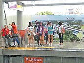 走道窄、不遮雨　屏東新站問題多