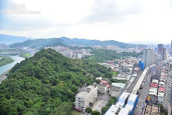 
10.高樓層的視野相當好，且可看到正在施工的捷運環狀線與捷運站。
