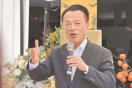 嘉義縣長翁章梁拍板,嘉義縣符合資格的8筆土地,將比照國有平地耕地辦理公地放領,以維護承租人權益。(呂妍庭攝)