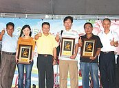 他的「隨波逐流」　拍出最美蓮花季