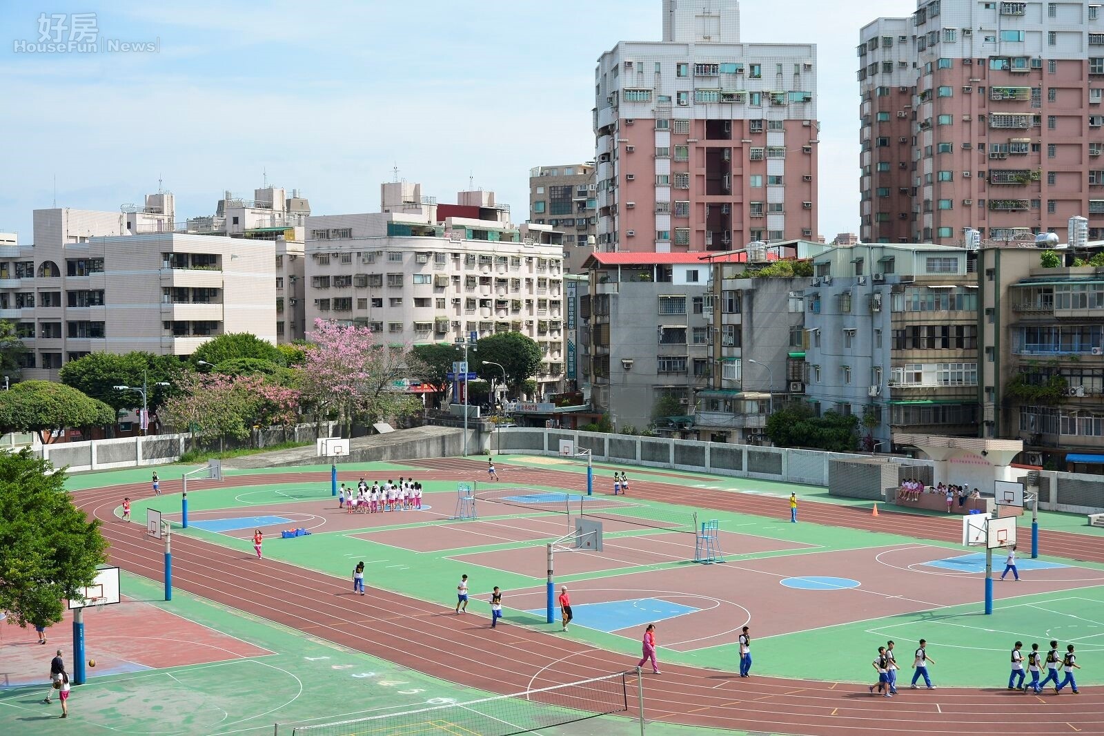 大廈緊鄰「這設施」住10樓沒影響?一票人猛搖頭:每天被叫醒真的很惱 學校有時不僅是學區考量,有時也可當運動場所。(好房網News記者 陳韋帆/攝影)
