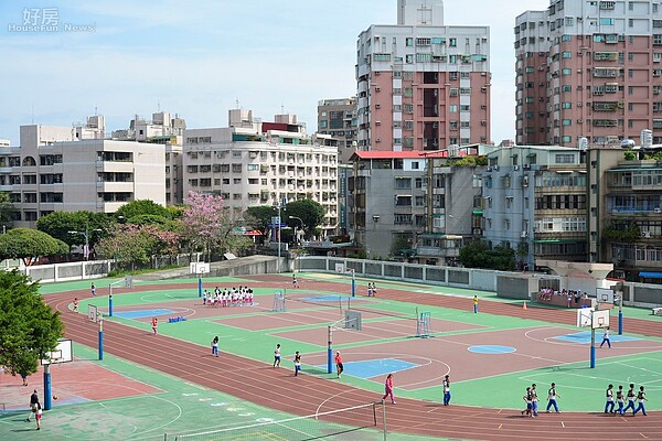 為小孩學區想從台北蛋黃區搬到新店 過來人曝最佳買房策略:剩「這款房」可選 學校有時不僅是學區考量,有時也可當運動場所。(好房網News記者 陳韋帆/攝影)