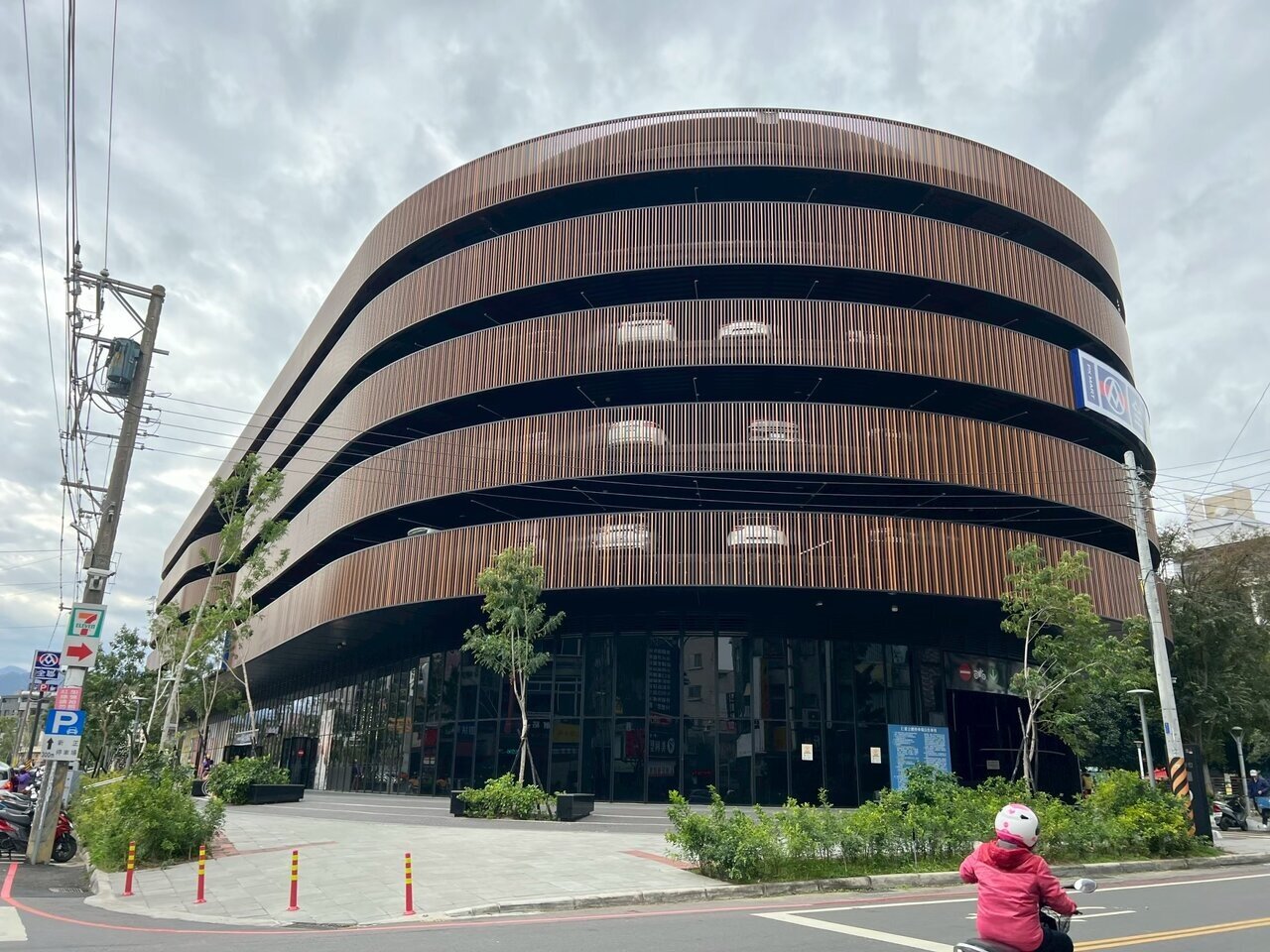 竹東鎮公所今年也端出多項福利政策、拼基礎建設,從育兒補助到敬老禮金全面加碼,希望吸引年輕家庭定居、穩定人口結構。記者郭政芬/攝影