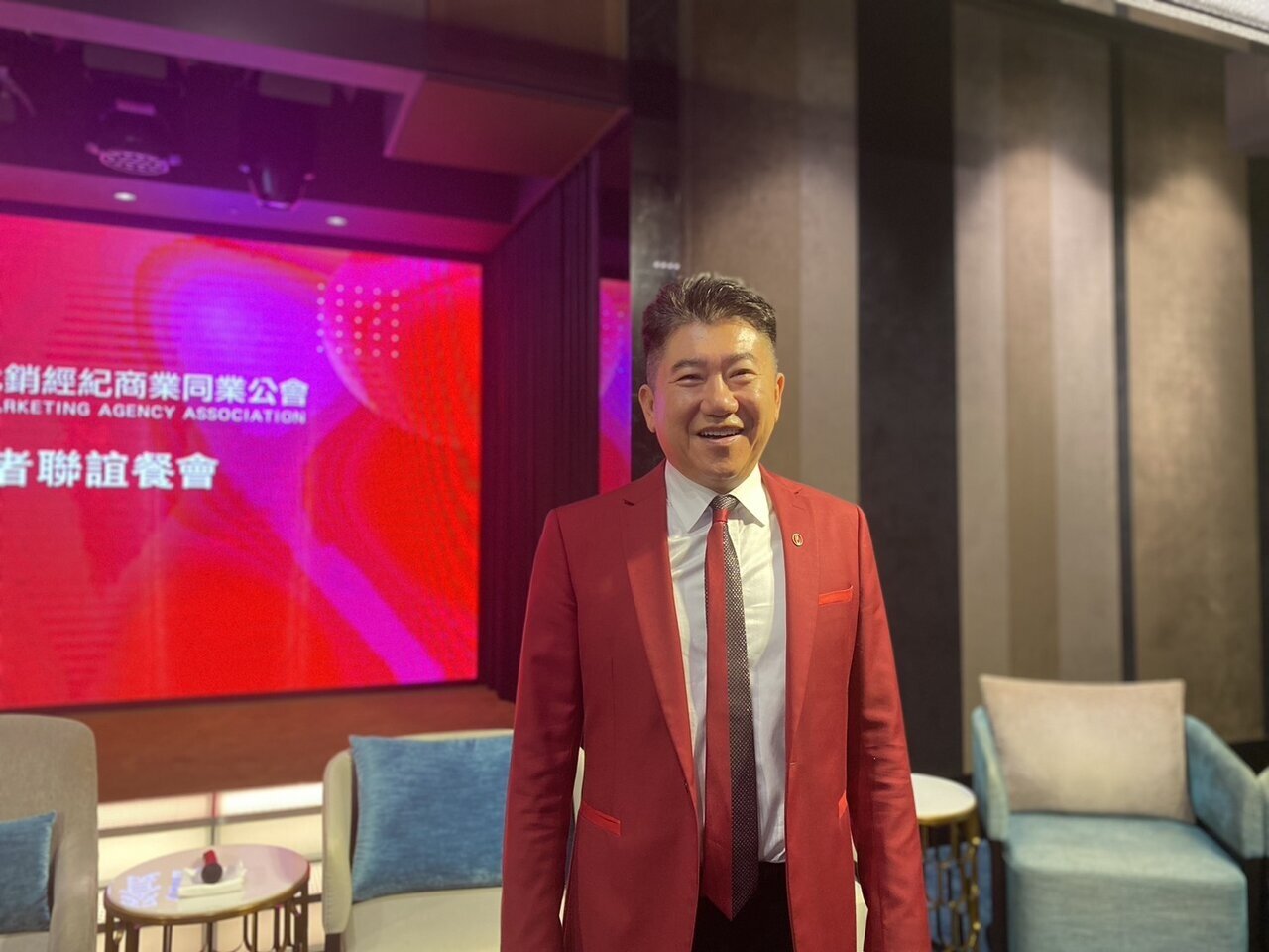 台北市不動產代銷公會理事長王明正8日表示,代銷業在第一線銷售,自央行「略放寬」政策後,已明顯感受市場信心逐步回升,各大案場平均來客量增加15%~25%,認為首季是房市谷底,接下來市場可望溫和回溫。陳美玲/攝影