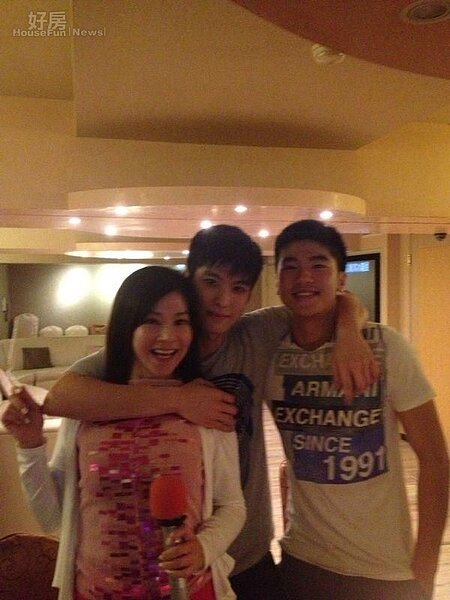 10蔣黎麗喜歡拉著大兒子林威利(中)一起研究法拍屋,右為小兒子林元達。(取自蔣黎麗臉書)