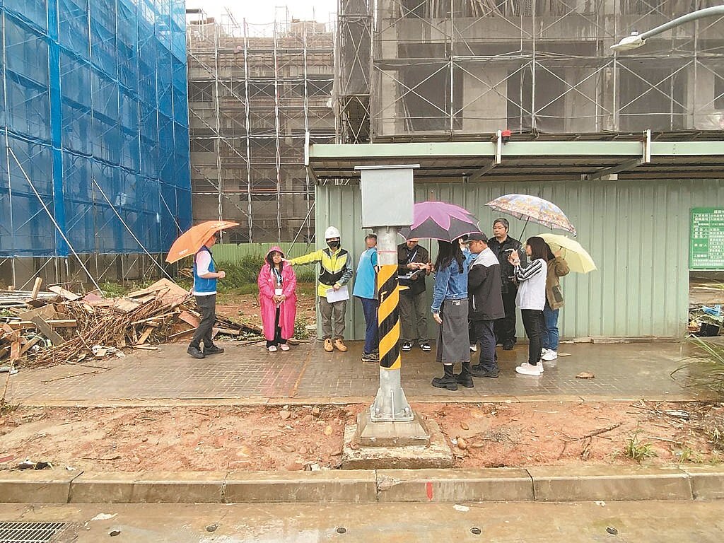 桃園大園區桃航六路及福宏路口航空城安置街廓998地號遭台電公設擋住出入口,地主認為無法開工影響居住權,更未能領取重建獎勵。圖/地主提供
