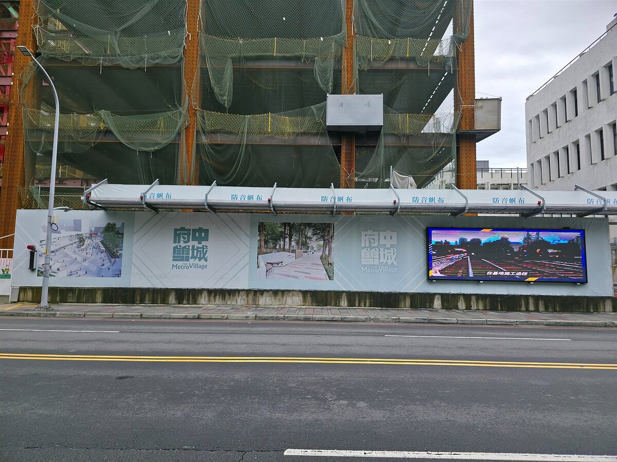 新北市友善建築工地新制度，規範圍籬底色限定白或綠色，嚴禁張貼與工地無關的廣告，保持整潔，提升市容品質。圖／新北市政府提公