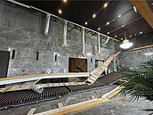 高雄知名建案天花板整片坍塌！砸毀櫃檯　保全驚險逃生