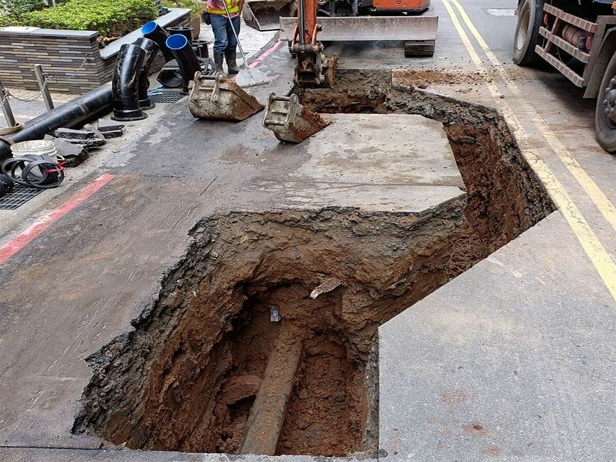 經現場試挖發現路徑下方有台電、自來水等民生管線，與規劃埋設污水管位置衝突。圖／新北市水利局提供