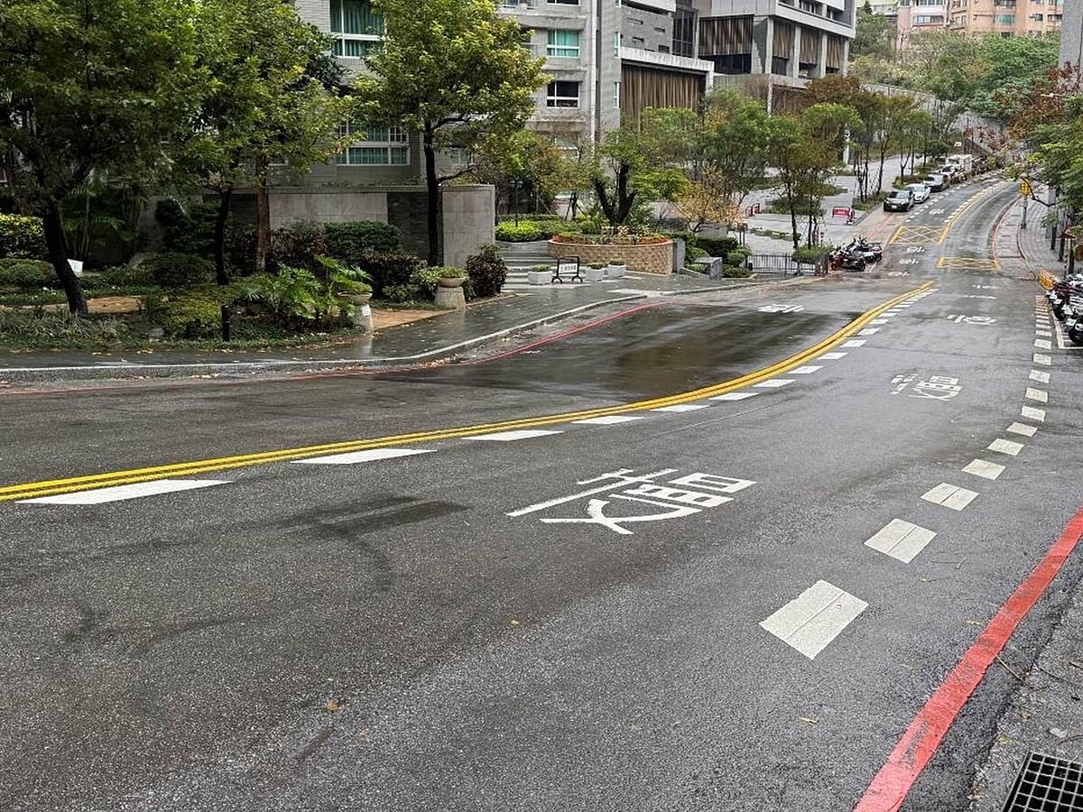 印象法蘭社區用戶接管完工後，社區前道路恢復平整。圖／新北市政府提供