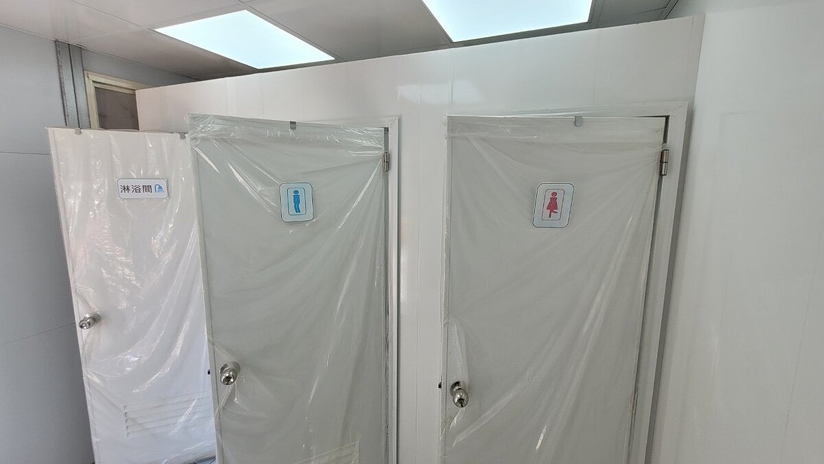 施工場域規定須設置「性別友善廁所」與「女性專屬休息室」，並張貼性別友善標語，打破工地刻板印象。圖／新北市政府提供