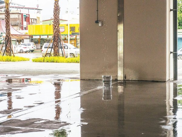 潮州火車站內一處天花板漏水，只要下雨天就會積水。 記者林良齊／攝影