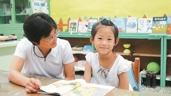 ?葉國小唯一的一年級新生陳郁覲表示喜歡上學,不會害怕一個人上課。 記者許玉娟/攝影