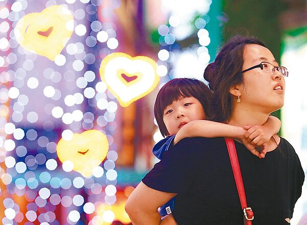 主計總處昨公布二○一五年國民幸福指數,我國排名第十八,與去年相比持平;名次仍舊優於日本、南韓,蟬聯亞洲最幸福國家。 記者王騰毅/攝影