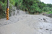 擋土牆才塌…國姓147線又土石流