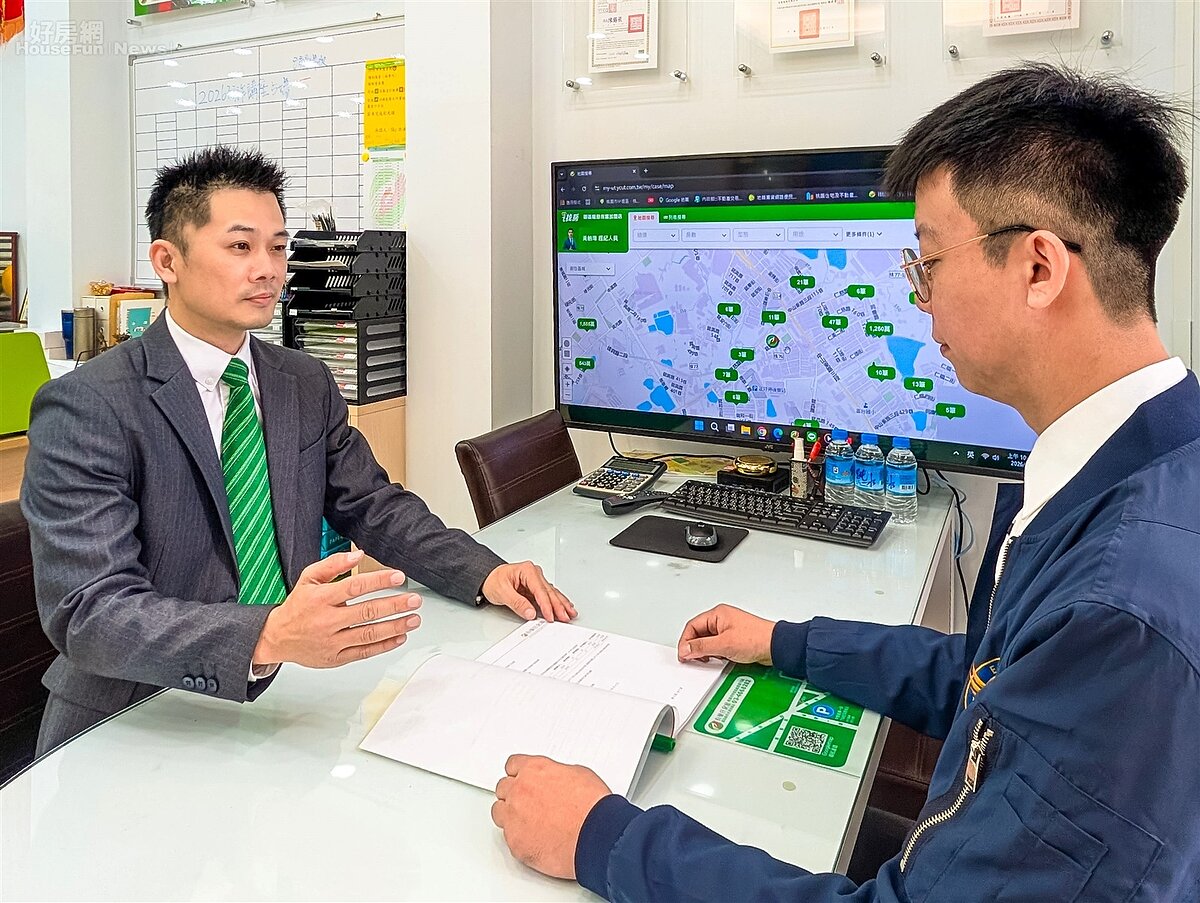 黃舶瑋副店長(圖左)細心檢視屋況,據實告知房屋細節,讓客戶在充分資訊下安心做決定。(永慶房產集團提供)