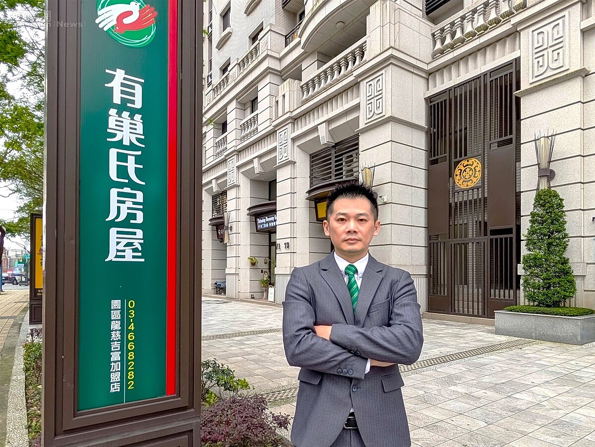 有巢氏房屋園區龍慈吉富加盟店黃舶瑋副店長相信「服務在成交後才開始」,選擇一路陪伴客戶走過2年訴訟期間的不安與壓力。(永慶房產集團提供)