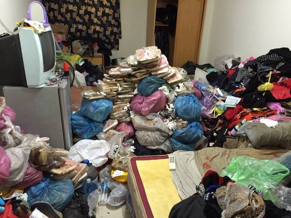 包租公碰上超髒房客，在房間中堆起「過期便當山」。（翻攝自爆料公社Facebook社團／ Laurel Li提供）