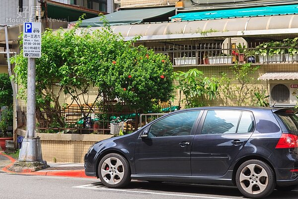 若未畫設紅線，臨時停車完全不違法。（好房網News記者張聖奕／攝影）