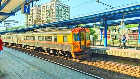 基隆捷運八堵站將運用台鐵第三軌,除基捷站體外,也將在八堵站後方的八中里一帶施作捷運機廠建設及相關聯合開發。圖為台鐵八堵站。(張志康攝)