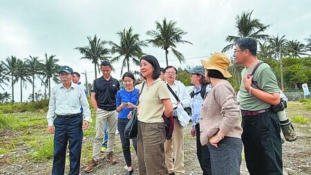 
內政部海審會專案小組9日赴台東卑南鄉富山村現勘「鬱金香大酒店」開發案。（蔡旻妤攝）。
