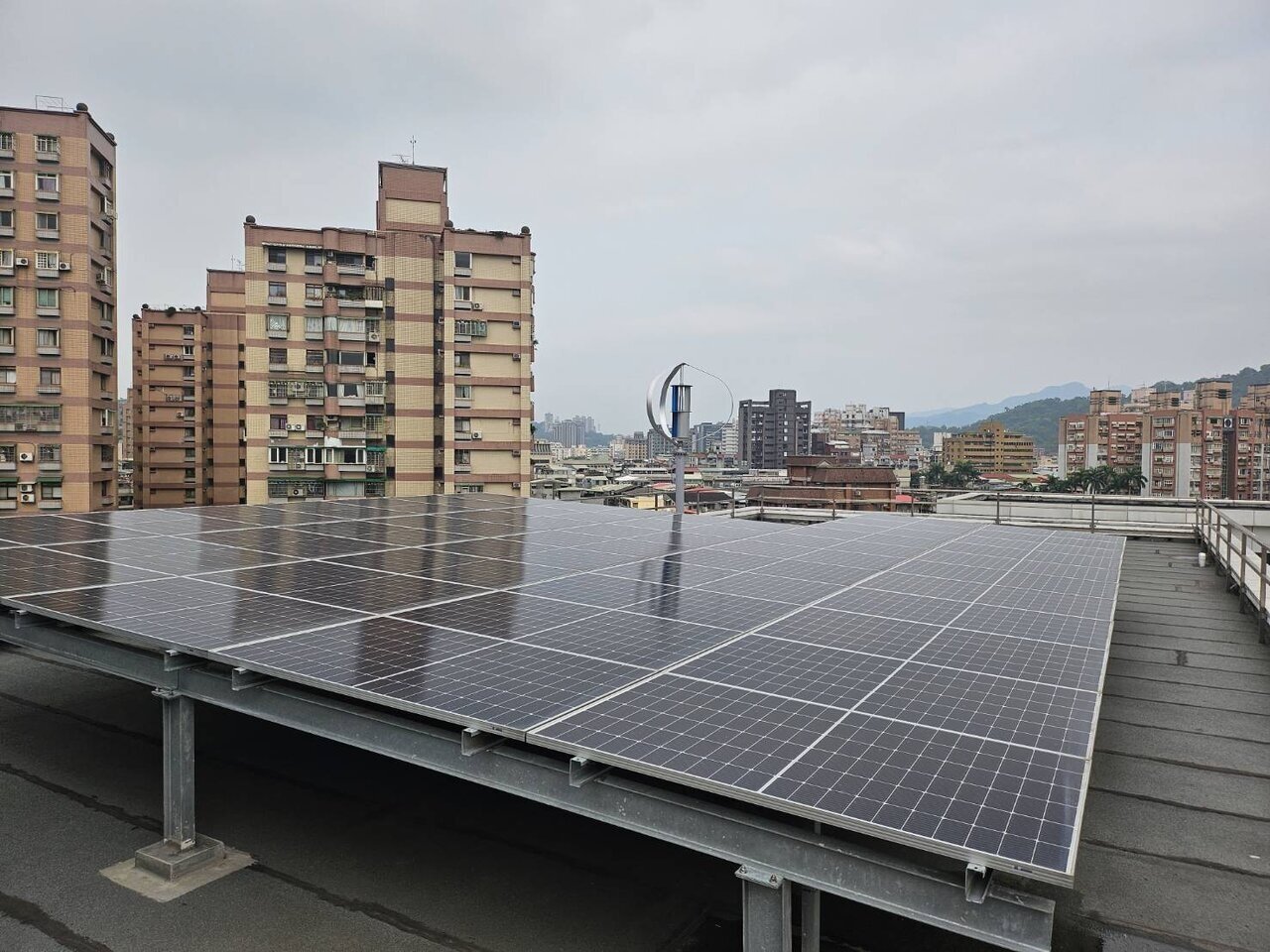 2026年8月起，凡新建、增建或改建且建築面積達1,000平方公尺以上者，每20平方公尺須設置1瓩太陽光電容量。記者胡順惠／攝影 