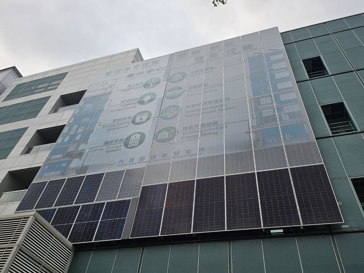 立面式太陽能光電板還能租給企業打廣告,為管委會創造收益。胡順惠/攝影